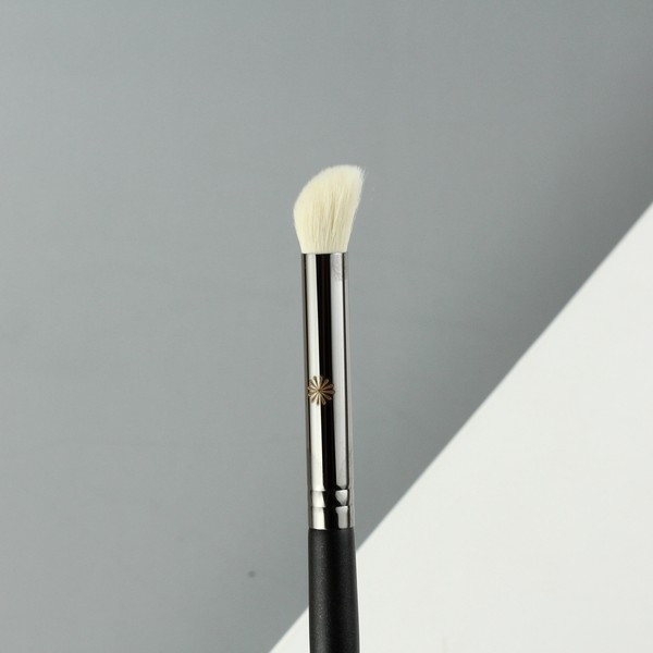 Kosi kist za šminkanje s crnom drškom za nanošenje sjena