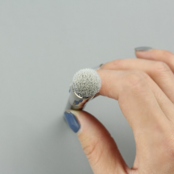 Perie portabila cu cap rotund pentru aplicarea corectorului