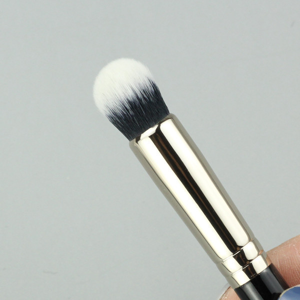 Perie portabila cu cap rotund pentru aplicarea corectorului