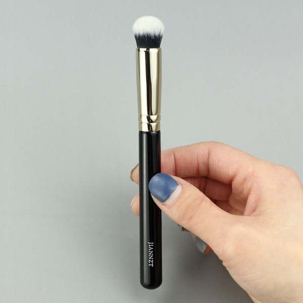 Perie portabila cu cap rotund pentru aplicarea corectorului