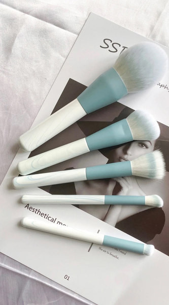 Komplektā 12 grima otiņas