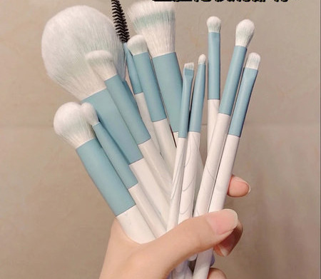 Komplektā 12 grima otiņas