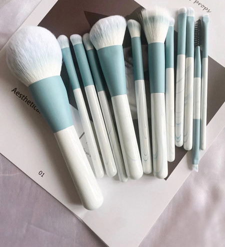 Komplektā 12 grima otiņas