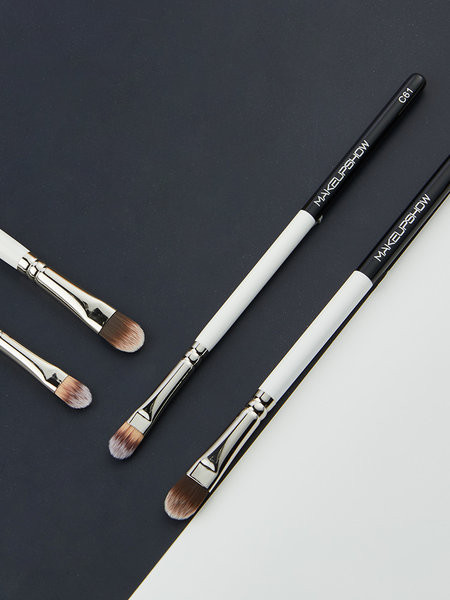 Pensula cosmetica pentru aplicarea corectorului