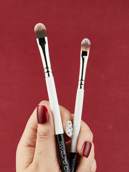 Pensula cosmetica pentru aplicarea corectorului