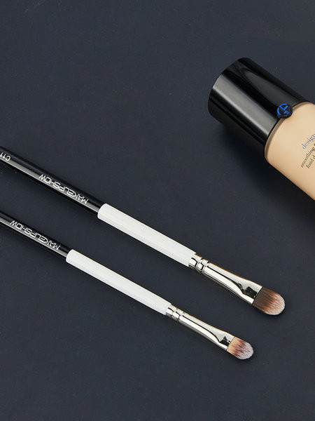 Pensula cosmetica pentru aplicarea corectorului