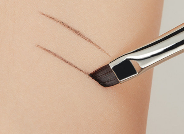 Fina četkica za nanošenje eyelinera ili šminke za obrve