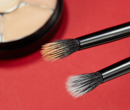 Kozmetički kist za nanošenje korektora u crnoj boji