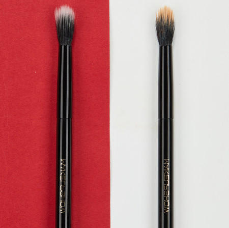 Kozmetički kist za nanošenje korektora u crnoj boji