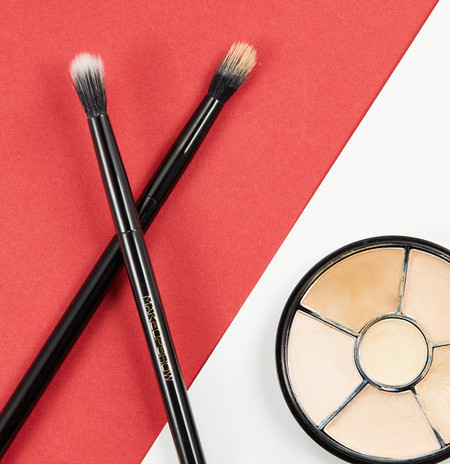 Kozmetički kist za nanošenje korektora u crnoj boji