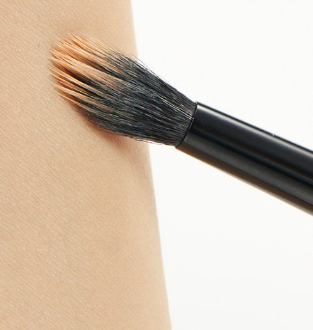 Kozmetički kist za nanošenje korektora u crnoj boji