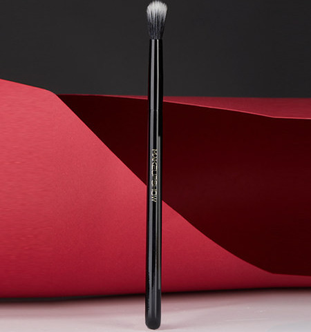 Kozmetički kist za nanošenje korektora u crnoj boji