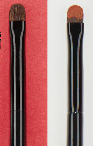 Pehme puidust käepidemega meigipintsel – varjude pealekandmiseks