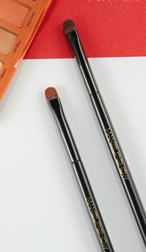 Pehme puidust käepidemega meigipintsel – varjude pealekandmiseks