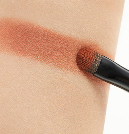 Pehme puidust käepidemega meigipintsel – varjude pealekandmiseks