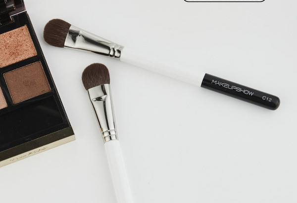 Perie cu cap plat pentru conturare