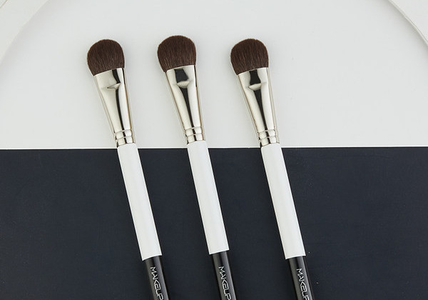 Perie cu cap plat pentru conturare