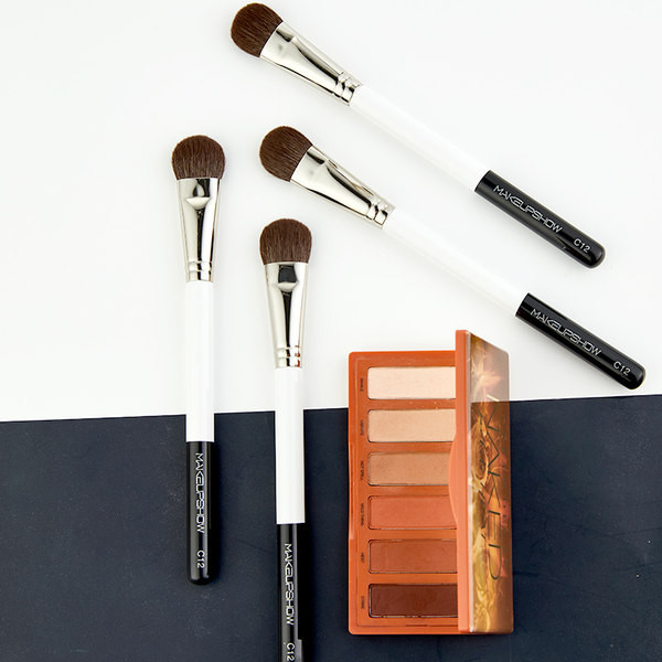 Perie cu cap plat pentru conturare