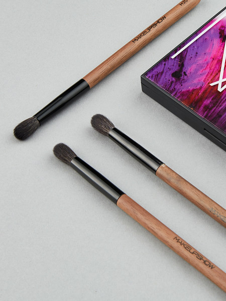 Plosnati kozmetički kist za nanošenje sjena