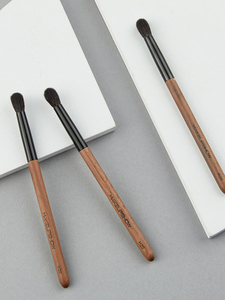 Plosnati kozmetički kist za nanošenje sjena