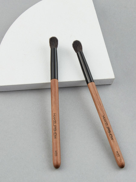 Plosnati kozmetički kist za nanošenje sjena