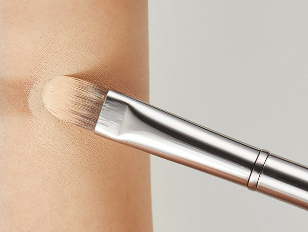 Plosnati kist za nanošenje korektora