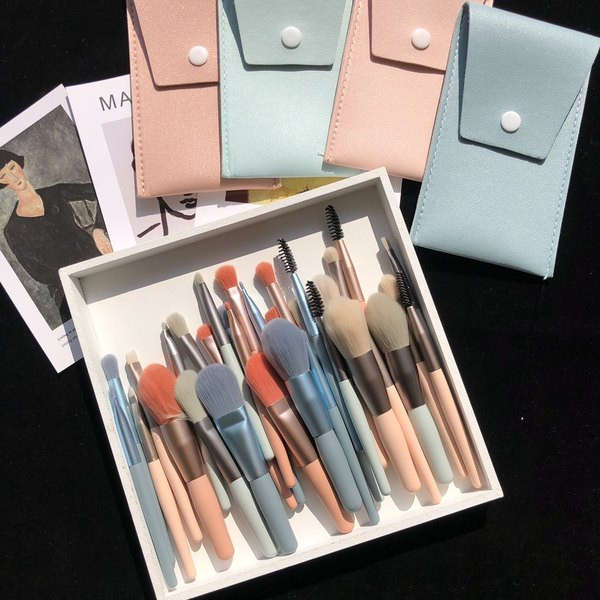 Set kistova za šminkanje u kožnoj torbici