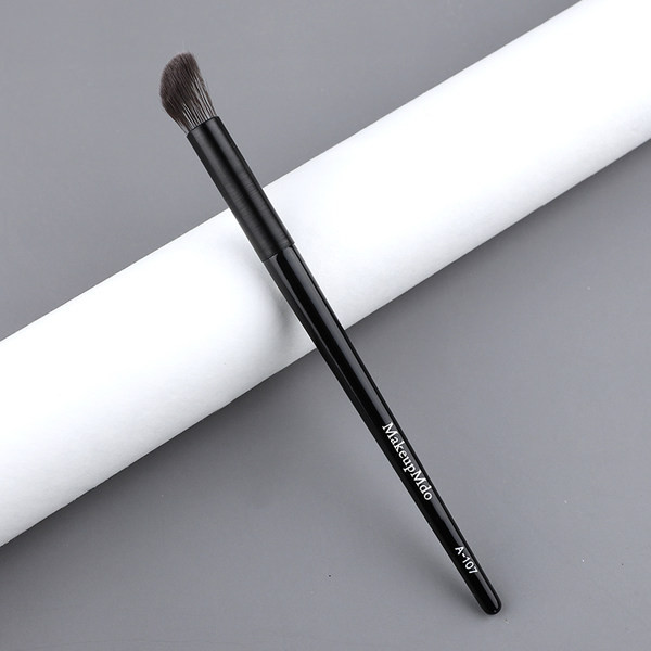 Kist za nanošenje sjena u crnoj boji