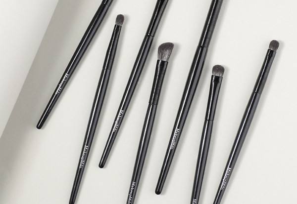 Kist za šminkanje s drvenom drškom i mekim vlaknima - različiti modeli