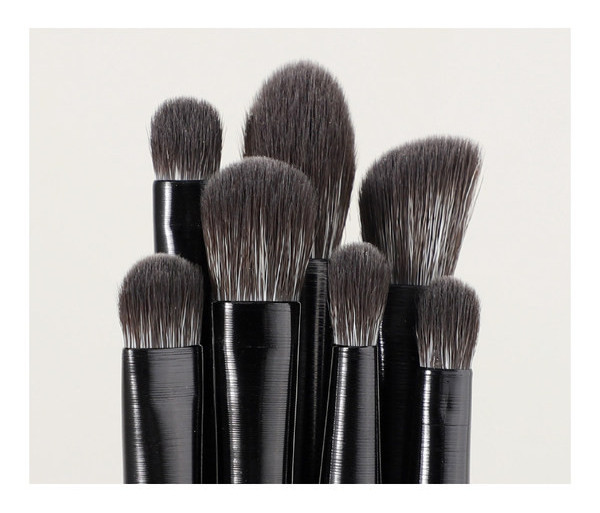 Kist za šminkanje s drvenom drškom i mekim vlaknima - različiti modeli