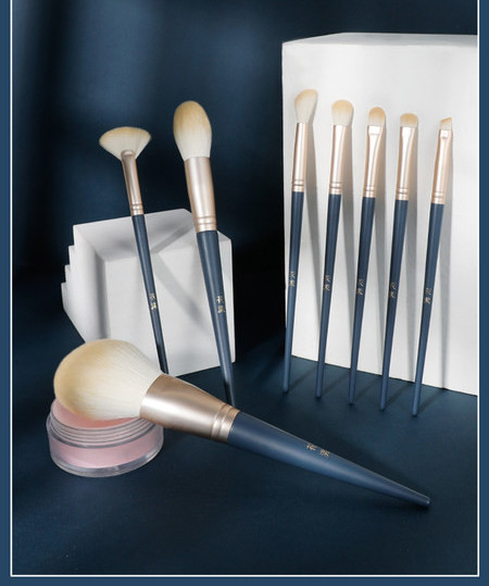 Σετ με 8 πινέλα μακιγιάζ με νεσεσέρ