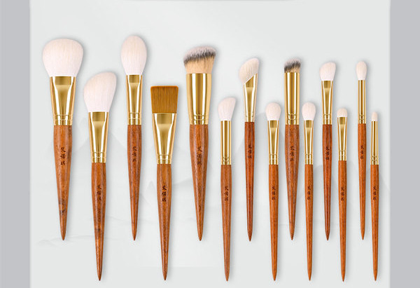 Kist za šminkanje s drvenom drškom - različiti modeli