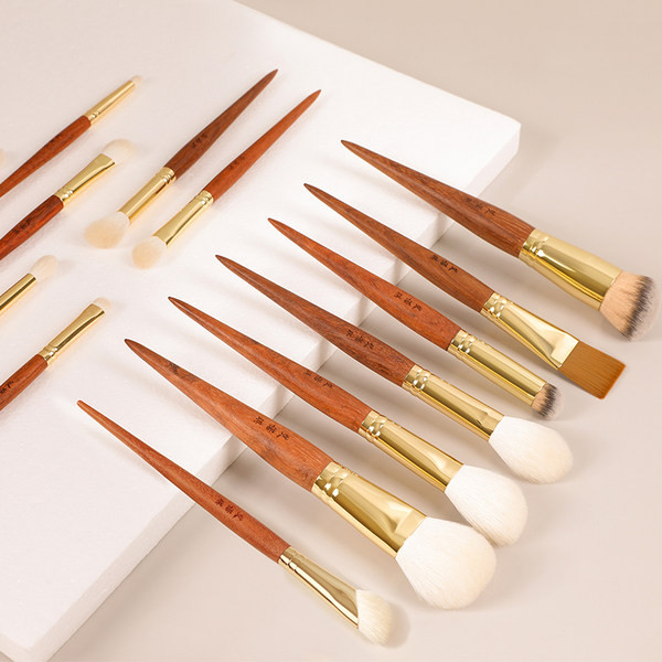 Kist za šminkanje s drvenom drškom - različiti modeli