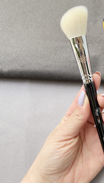 Ota vaigu sārtuma uzklāšanai un sejas kontūrēšanai