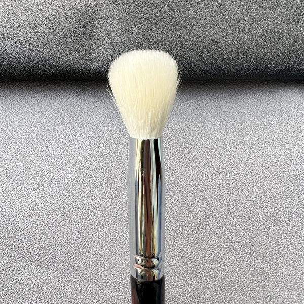 Ota vaigu sārtuma uzklāšanai un sejas kontūrēšanai