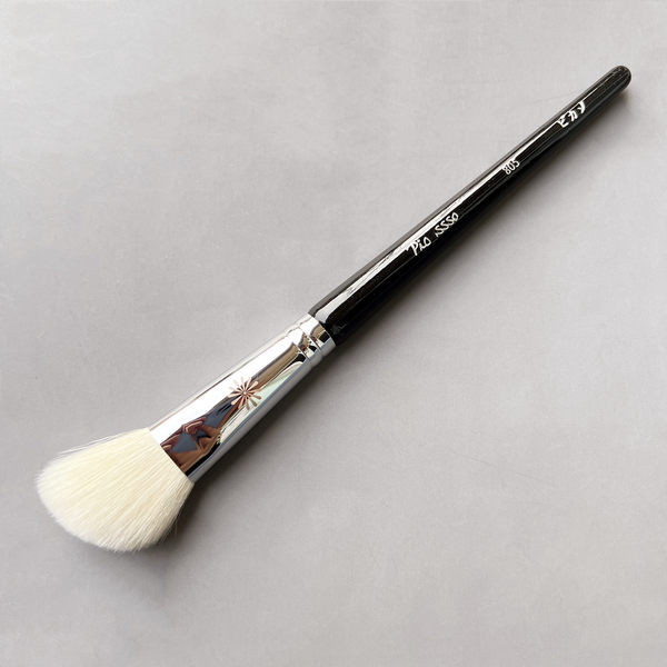 Ota vaigu sārtuma uzklāšanai un sejas kontūrēšanai