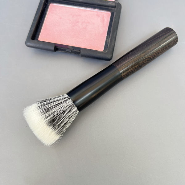 Pensula pentru blush cu cap rotund si peri moi