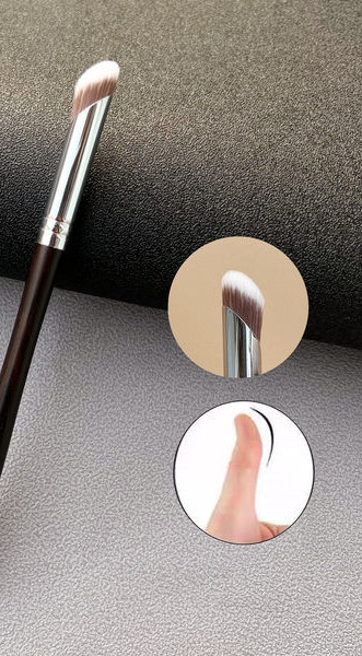 Četkica za šminkanje u crnoj boji