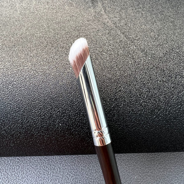 Četkica za šminkanje u crnoj boji