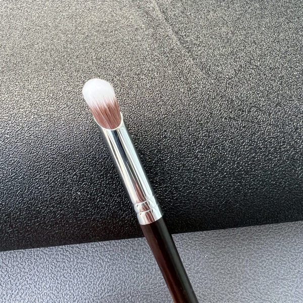 Četkica za šminkanje u crnoj boji