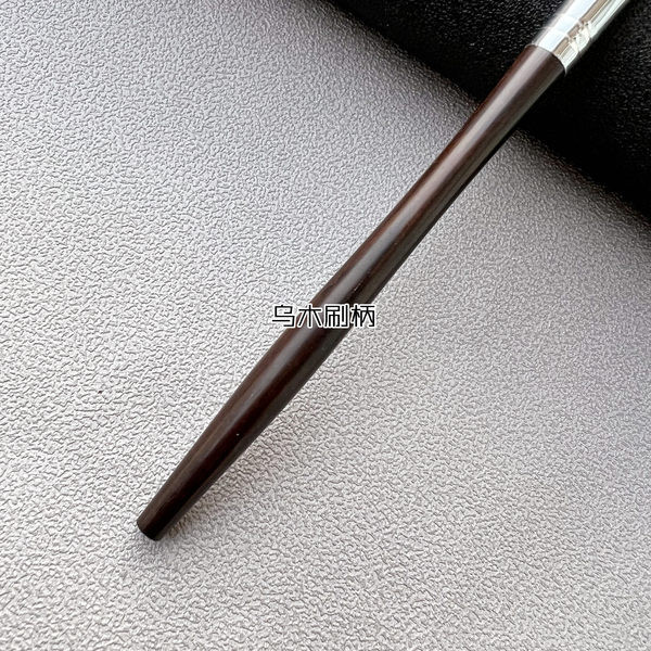 Četkica za šminkanje u crnoj boji