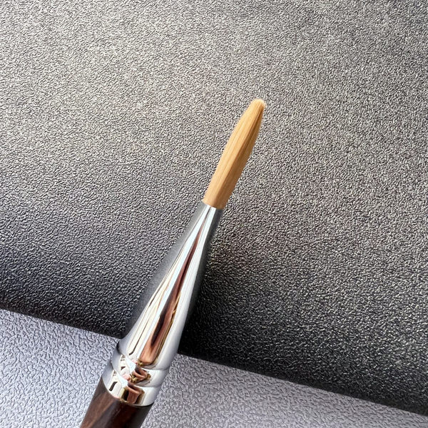 Perie cu cap plat pentru aplicarea fondului de ten