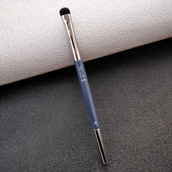 Rövid sörtéjű ecset árnyékok felviteléhez