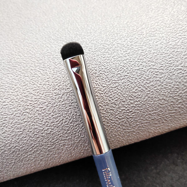 Rövid sörtéjű ecset árnyékok felviteléhez