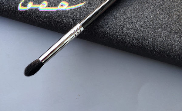 Πινέλο για σκιές ματιών σε μαύρο χρώμα
