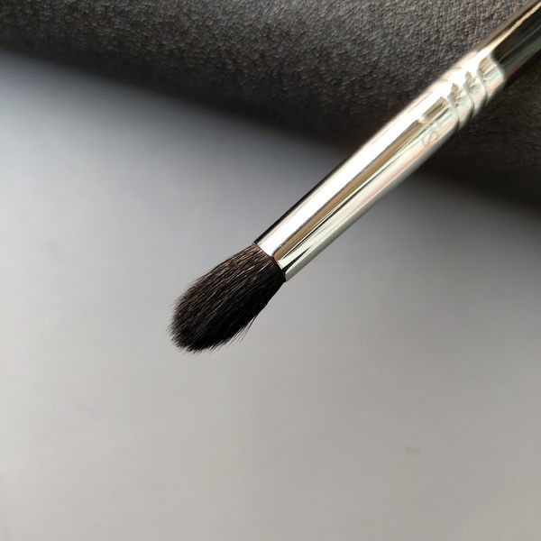 Πινέλο για σκιές ματιών σε μαύρο χρώμα