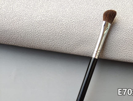 Βούρτσα λοξότμητη με κοντές τρίχες για εφαρμογή σκιών