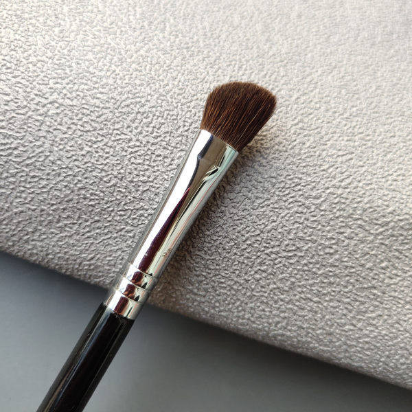 Βούρτσα λοξότμητη με κοντές τρίχες για εφαρμογή σκιών