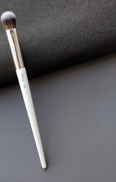 Βούρτσα με απαλές τρίχες για την εφαρμογή σκιών σε λευκό χρώμα