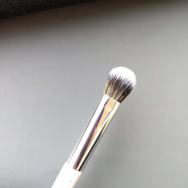 Βούρτσα με απαλές τρίχες για την εφαρμογή σκιών σε λευκό χρώμα